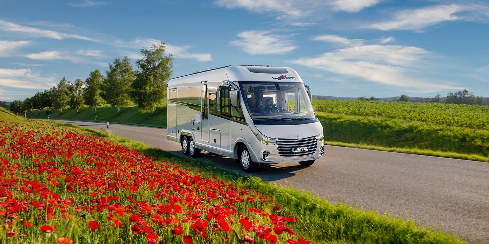 2021_fahraufnahme-wohnmobil-chic-e-line-50-da-mercedes-blumen.jpg